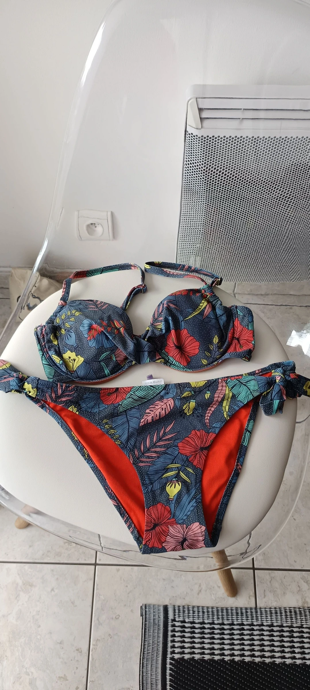 Maillot de bain 2 pièces 👙 taille 38 Bonnets 90 C petits défauts bien lire l'annonce 👙